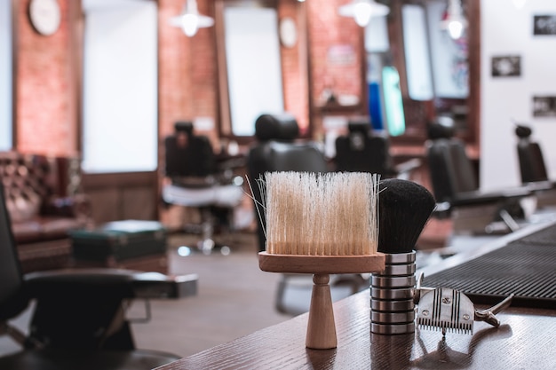 Équipement de salon de coiffure sur bois.