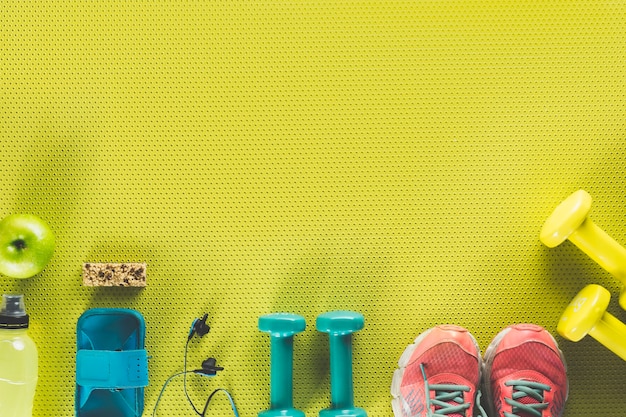 Équipement de sport près de pomme et snack-bar