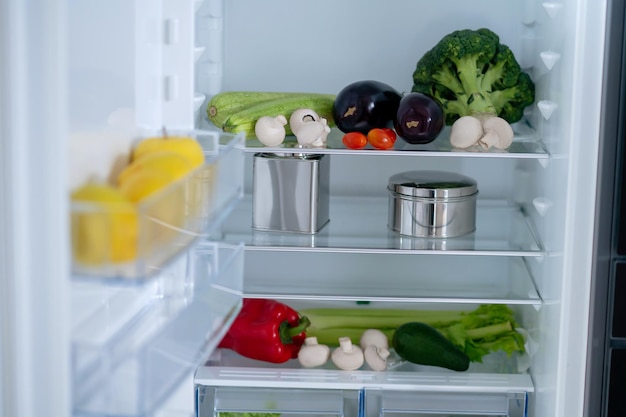 Équipements de cuisine. Image du réfrigérateur avec de la nourriture à l'intérieur