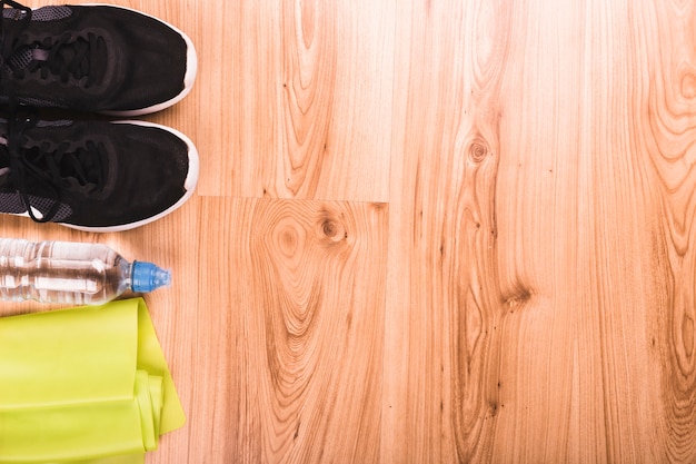 Équipements de fitness sur plancher en bois