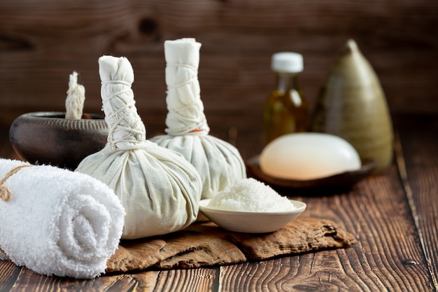 Équipements de traitement spa à base de plantes mis sur un plancher en bois