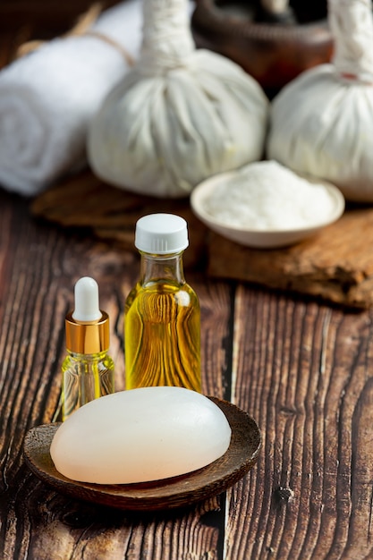 Équipements de traitement spa à base de plantes mis sur un plancher en bois