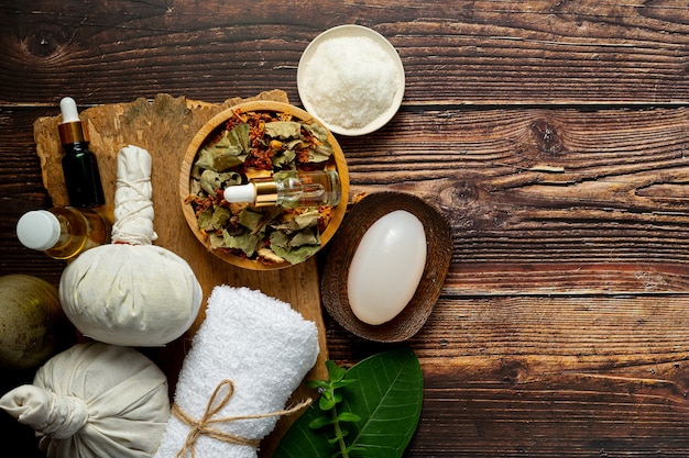 Équipements de traitement spa à base de plantes mis sur un plancher en bois