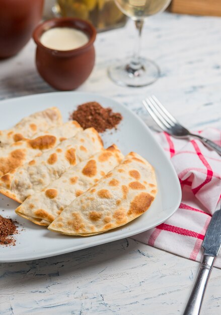 Qutab, kutab, gozleme du Caucase, servis avec du sumakh, des herbes et du yaourt.