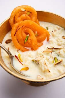 Rabri jalebi ou imarati au rabdi à base de lait concentré, célèbre dessert sucré d'inde