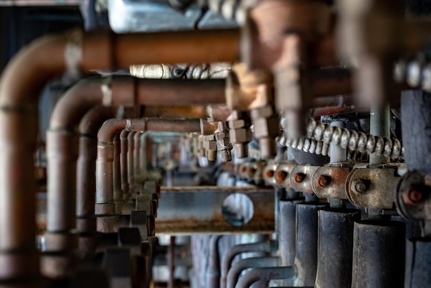 Rack de réfrigération rouillé patiné dans une usine