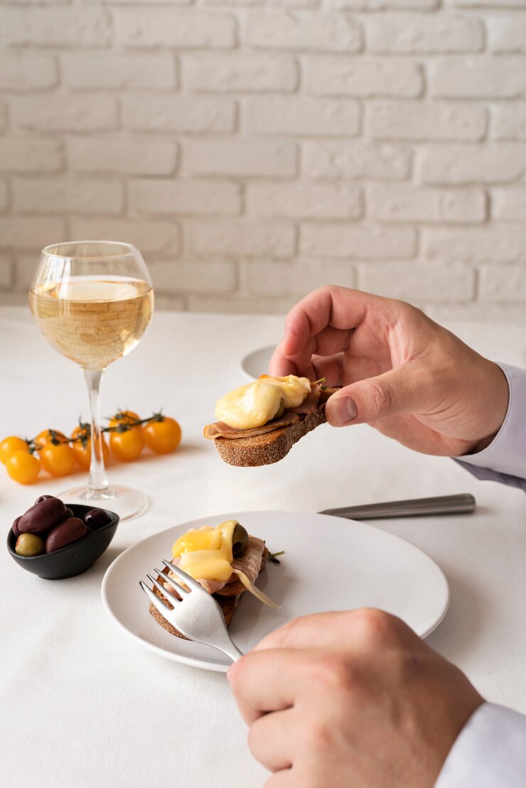 Photo gratuit raclette avec un assortiment de plats délicieux