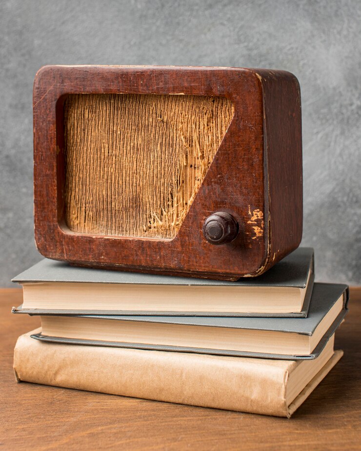 Photo gratuit radio vintage sur les livres vue de face