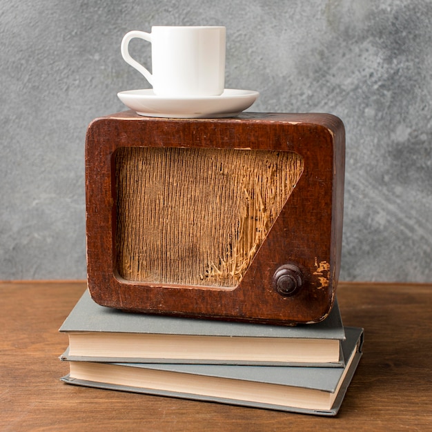 Radio vintage et tasse de café