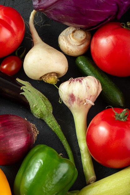 Radis frais salade de légumes de couleur mûre sur fond gris