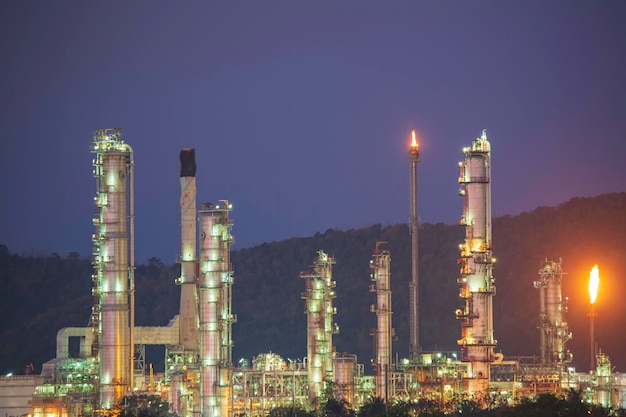 Raffinerie de pétrole… et… usine d'industrie pétrochimique en pétrole… et… gaz… industrie avec… nuage… « ciel le matin en arrière-plan ».