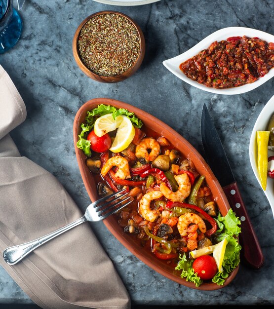 Ragoût de crevettes aux poivrons carotte aux champignons et tomate