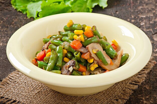 Ragoût de légumes aux haricots verts, champignons, carottes et maïs