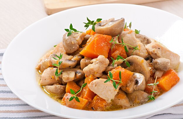 Ragoût de poulet aux légumes et champignons dans une sauce à la crème