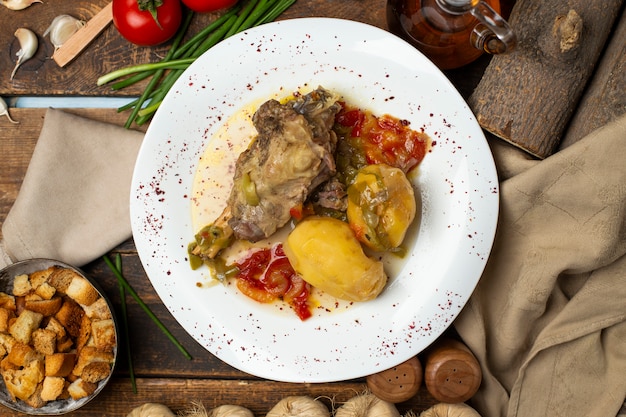 Ragoût de viande avec pommes de terre, huile et épices. Vue de dessus.