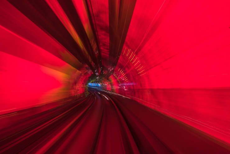 Photo gratuit railroad track in tunnel