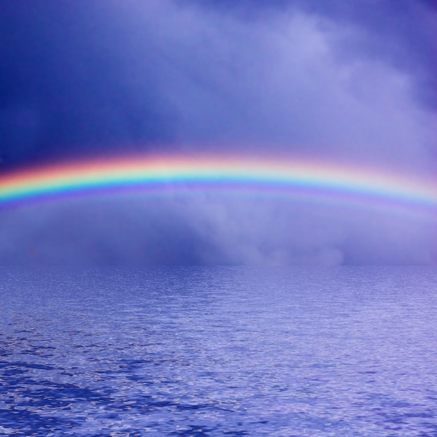 Photo gratuite rainbow sur la mer