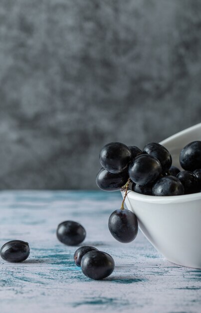 Raisin frais foncé dans un bol.