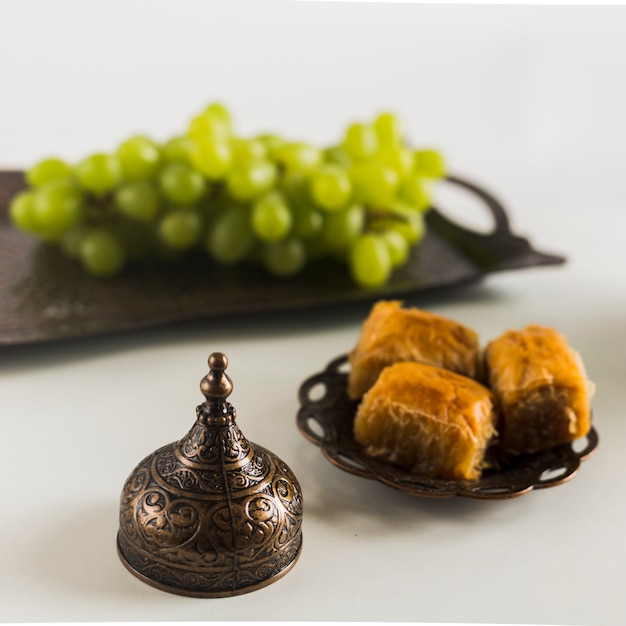 Photo gratuite raisin sur plateau près baklava