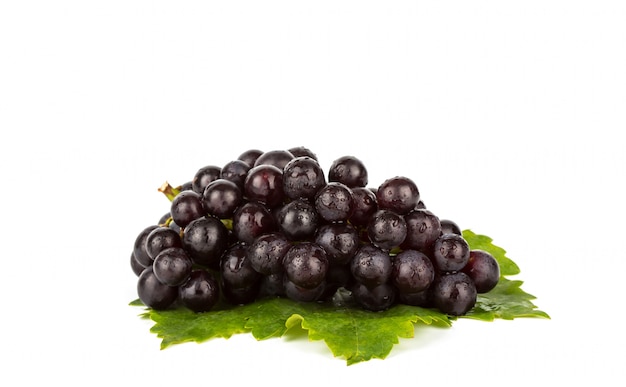 raisin rouge, vert, feuille, isolé, sur fond blanc