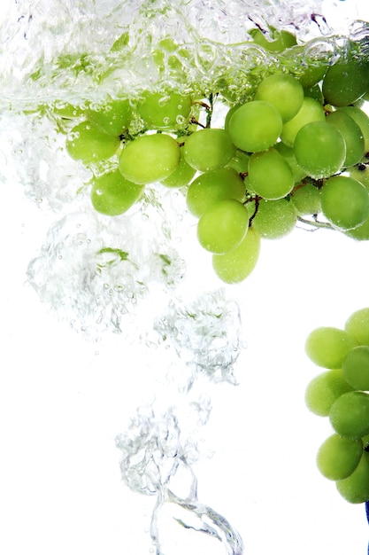 Photo gratuite raisin tombé dans l'eau