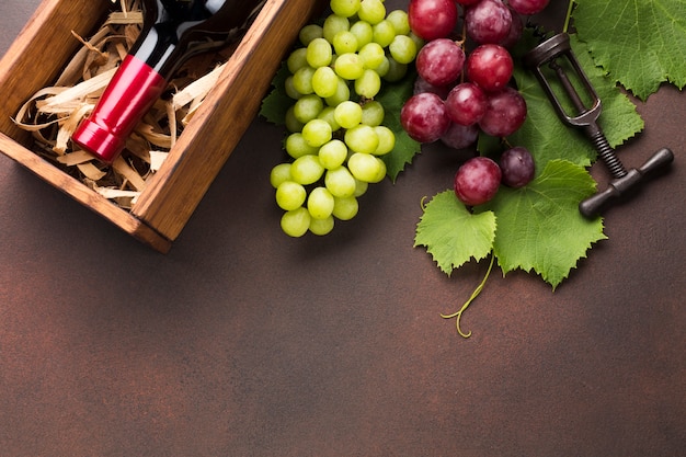 Raisins rouges et blancs pour le vin en caisse