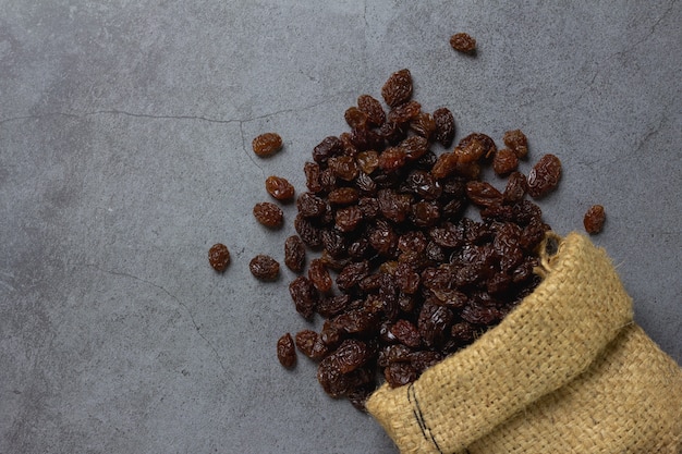 Raisins secs en bagl de toile de jute sur table