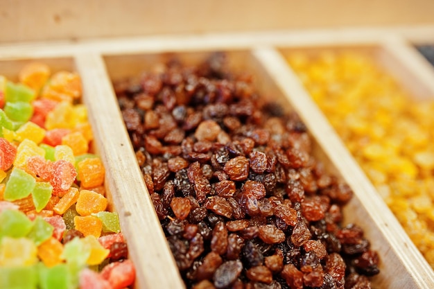 Raisins secs et fruits confits sur l'étagère d'un supermarché ou d'une épicerie