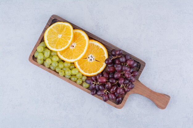 Raisins et tranches d'orange sur planche de bois. photo de haute qualité