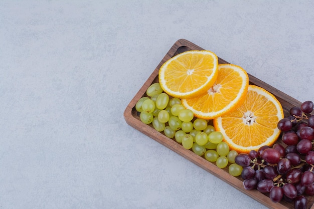 Raisins et tranches d'orange sur planche de bois. photo de haute qualité