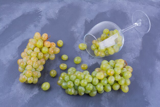 Raisins verts dans un verre à vin