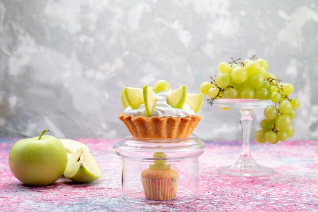 Raisins verts frais entiers fruits aigres et délicieux avec petit gâteau sur la lumière