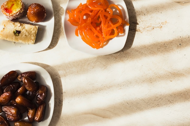 Ramadan concept wit vue de dessus de la nourriture