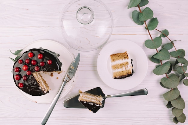 Rameaux près du gâteau coupé