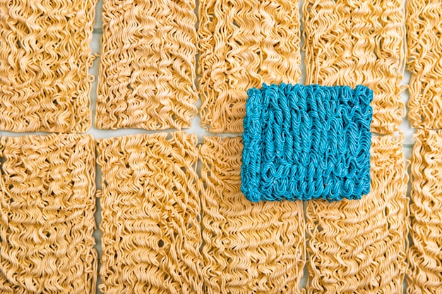 Ramen basique plat avec nouilles bleues