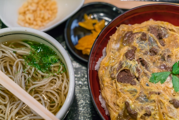 Photo gratuite ramen japonais de nouilles sur la table.