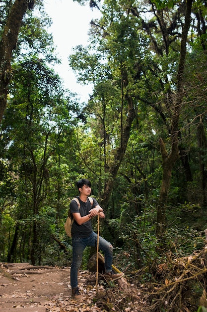 Randonneur reposant dans la jungle