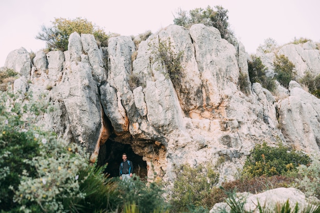 Randonneurs devant la grotte