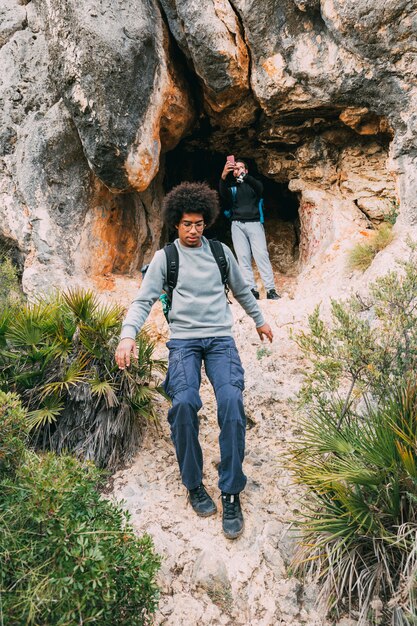 Randonneurs devant la grotte