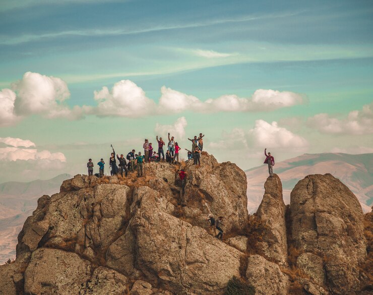 Photo gratuit randonneurs sur les montagnes