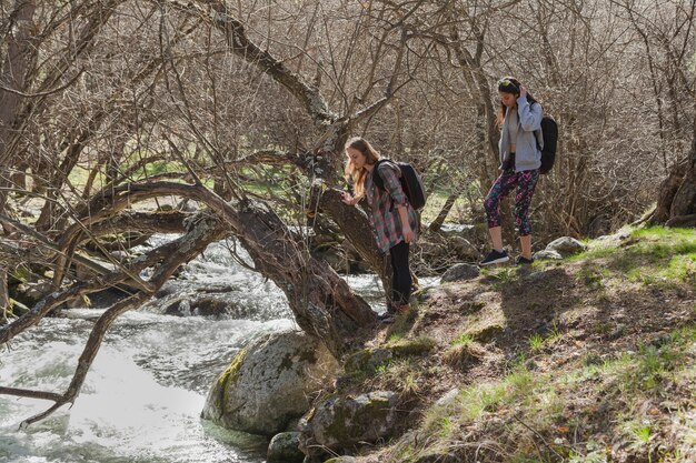 Les randonneurs regardent la rivière