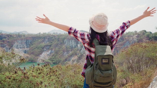 Randonneuse asiatique, randonneuse marchant au sommet de la montagne, une femme passe ses vacances à faire de la randonnée, se sentir libre.