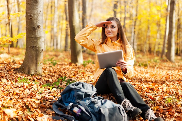 La randonneuse a une pause et cherche quelque chose