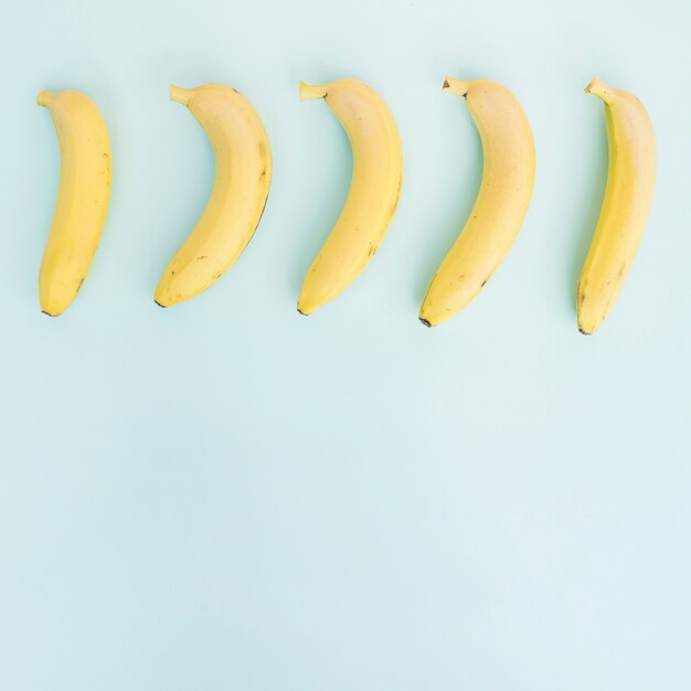 Rangée de bananes sur bleu