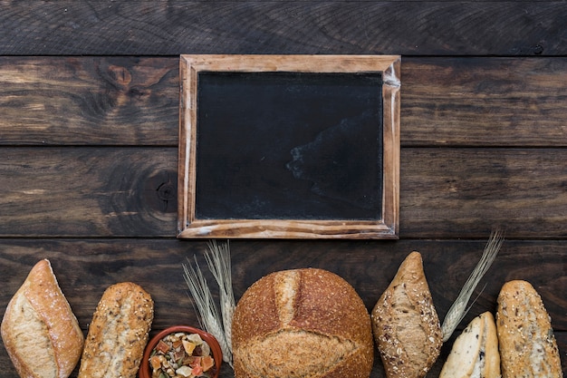 Photo gratuite rangée de boulangerie avec tableau