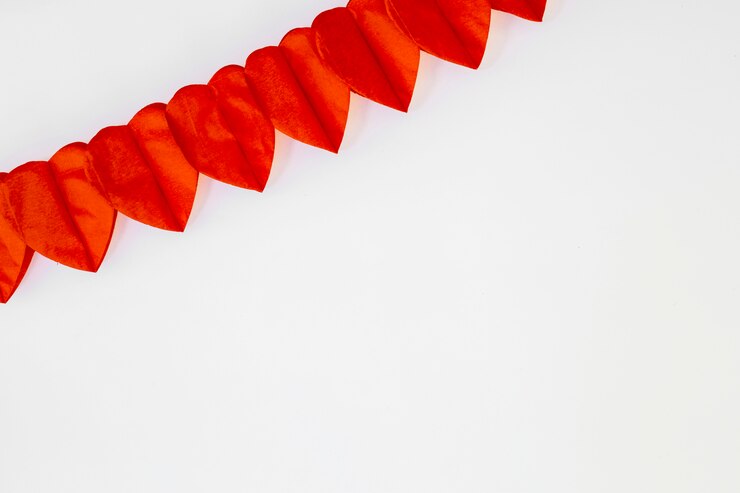 Photo gratuit rangée de coeurs rouges d&#39;ornement