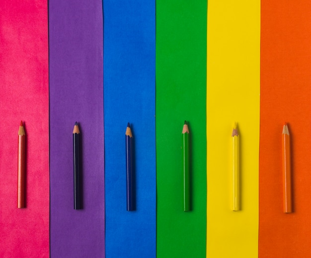 Rangée de crayons et drapeau lumineux LGBT