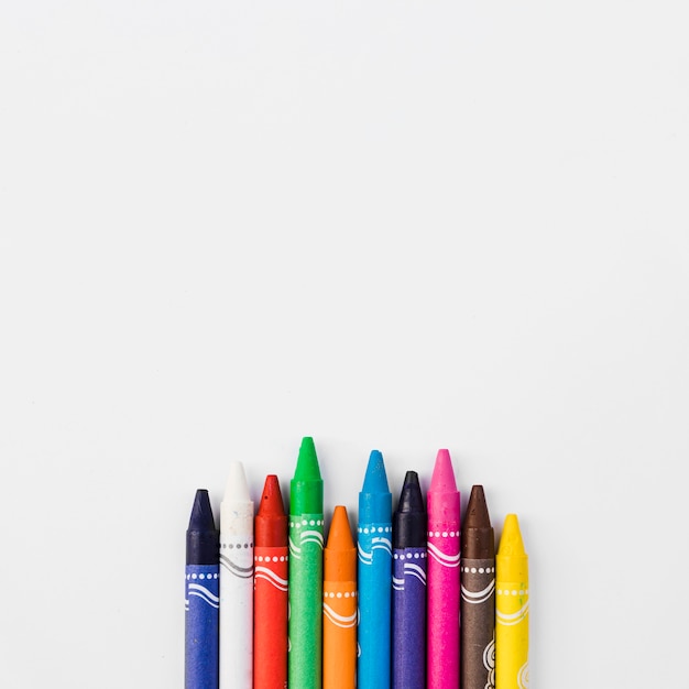 Photo gratuite rangée de crayons ondulés