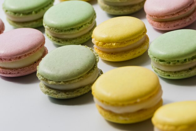 Rangée de délicieux macarons sur fond blanc