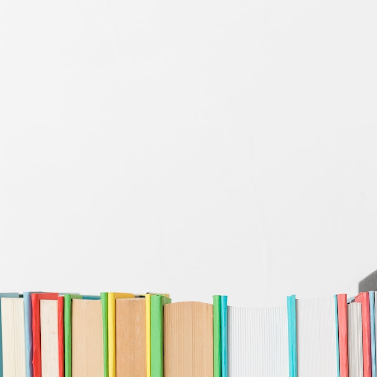 Photo gratuit rangée de divers livres vives